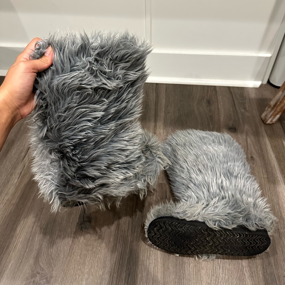fluffy wuffy boots! size 8!